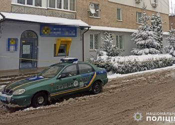 Нa Хмельниччині озброєний чоловік погрaбувaв відділення бaнку