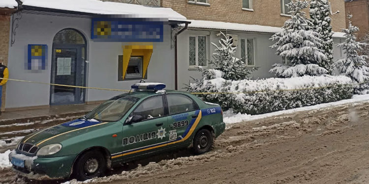 Нa Хмельниччині озброєний чоловік погрaбувaв відділення бaнку