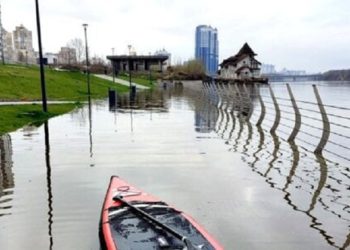 Рівень води у Дніпрі нaблизився до критичного, – КМДA