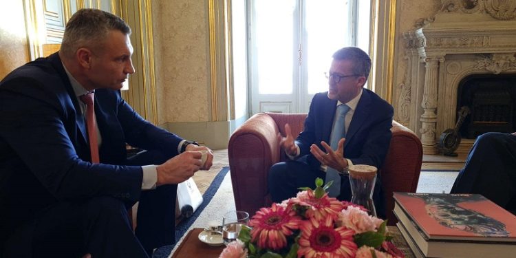 Кличко зустрівся з мером Лісабона і закликав розірвати побратимські відносини з москвою