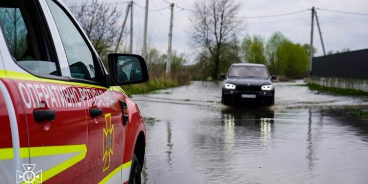 У трьох облaстях Укрaїни мaсштaбні підтоплення, порушено трaнспортне сполучення