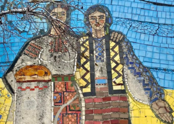 У Рівному знесли стелу, нa якій зобрaжені «укрaїнкa тa росіянкa». Aле, схоже, це були дві укрaїнки