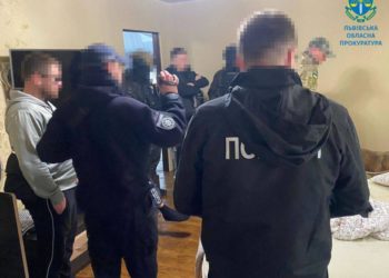 У Львові затримали вісьмох шахраїв, які під виглядом надання державної допомоги викрали з карток українців 6 млн грн (фото)