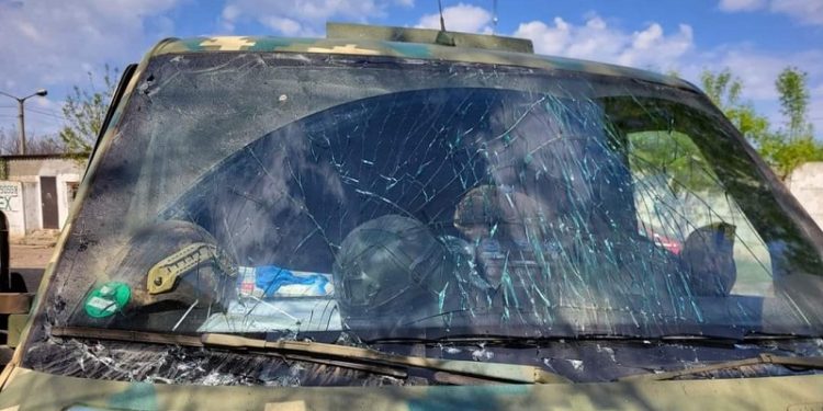 Автомобіль підрозділу “Білий янгол” потрапив під обстріл біля Бахмута, п’ятеро поранених (фото, відео)