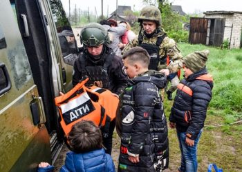 На Донеччині поліцейські евакуювали родину з 5 дітьми, батько яких загинув від обстрілу (фото, відео)