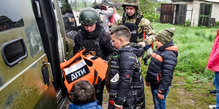 На Донеччині поліцейські евакуювали родину з 5 дітьми, батько яких загинув від обстрілу (фото, відео)