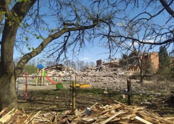 Окупанти скинули бомбу на закриту школу на Чернігівщині, загинула дитина (фото)