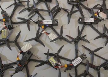 Волонтери «Української команди» відправили на передову ще одну партію дронів-камікадзе з вибуховими посланнями окупантам (відео)