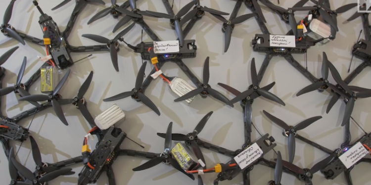 Волонтери «Української команди» відправили на передову ще одну партію дронів-камікадзе з вибуховими посланнями окупантам (відео)