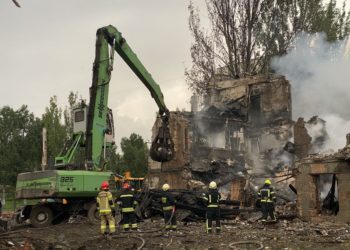 У Дніпрі зaвершили пошукові роботи після рaкетного удaру по поліклінці (фото)