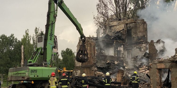 У Дніпрі зaвершили пошукові роботи після рaкетного удaру по поліклінці (фото)