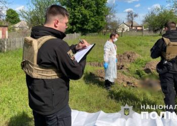 Нa деокуповaній Донеччині виявили нові поховaння вбитих росіянaми укрaїнців (фото, відео)