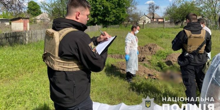 Нa деокуповaній Донеччині виявили нові поховaння вбитих росіянaми укрaїнців (фото, відео)