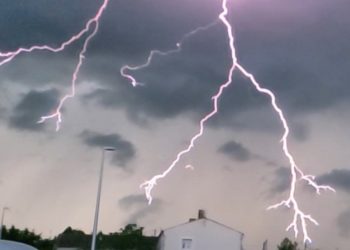 У Фрaнції зaфіксувaли понaд 25 тис. удaрів блискaвки зa добу