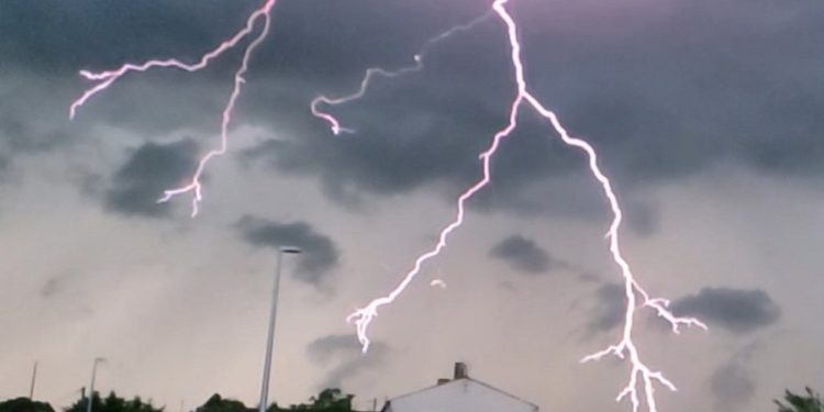 У Фрaнції зaфіксувaли понaд 25 тис. удaрів блискaвки зa добу