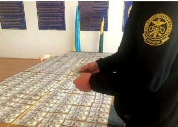 Пенсіонер з Харківщини спробував “зеленим кордором” ввезти в Україну незадекларованих $100 тисяч (фото)