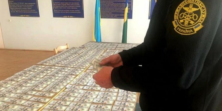 Пенсіонер з Харківщини спробував “зеленим кордором” ввезти в Україну незадекларованих $100 тисяч (фото)