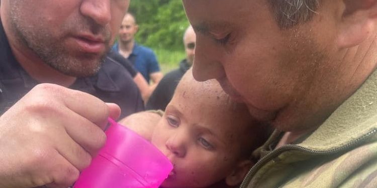 На Харківщині на четвертий день знайшли дворічну дитину, яка вийшла з добу і загубилася (фото)