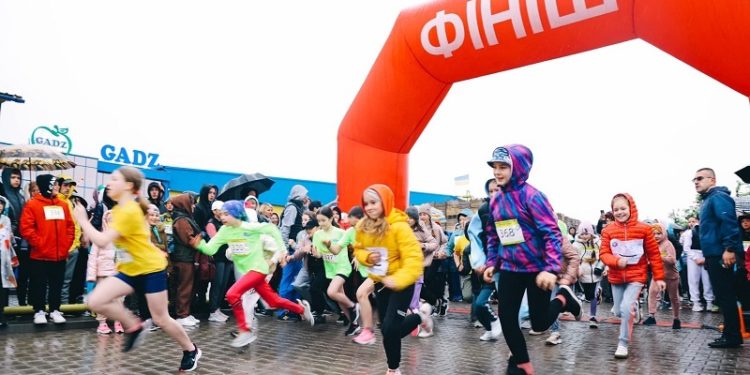 На Тернопільщині відбувся забіг “Квітучий сад” задля допомоги ЗСУ (фото)