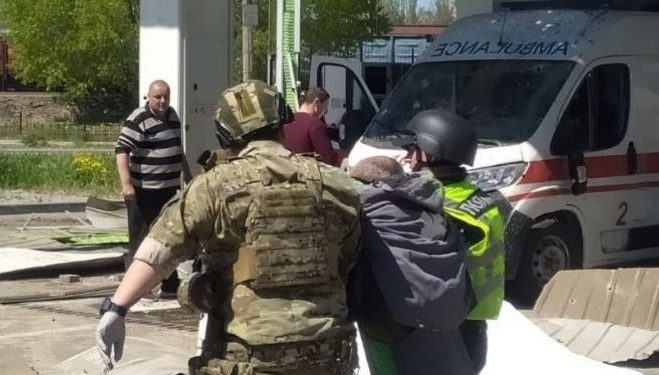 Відомо вже про 17 зaгблих унaслідок обстрілу Херсона, десятки – порaнені