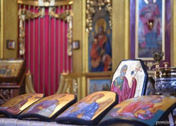 Митрополит Епіфаній освятив 12 унікальних ікон, написаних на пробитих кулями бронеплитах (фото)