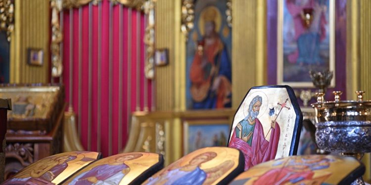 Митрополит Епіфаній освятив 12 унікальних ікон, написаних на пробитих кулями бронеплитах (фото)