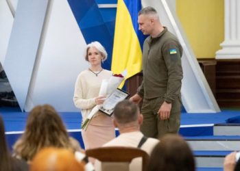 Віталій Кличко напередодні Дня матері вручив відзнаки міського голови 29 жінкам – військовим та волонтеркам
