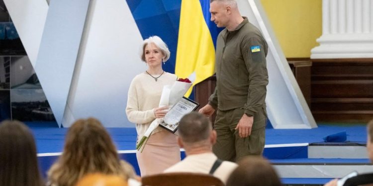 Віталій Кличко напередодні Дня матері вручив відзнаки міського голови 29 жінкам – військовим та волонтеркам