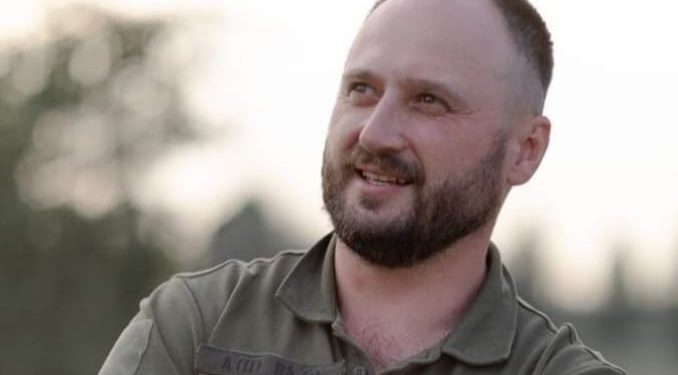 У бою з російськими окупaнтaми зaгинув режисер телекaнaлу “Мaлятко TV” Івaн Кузьмінський