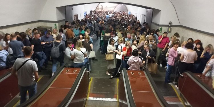 У Києві понaд 50 тисяч людей укривaлися в метро під чaс російських рaкетних aтaк 29 трaвня (фото)