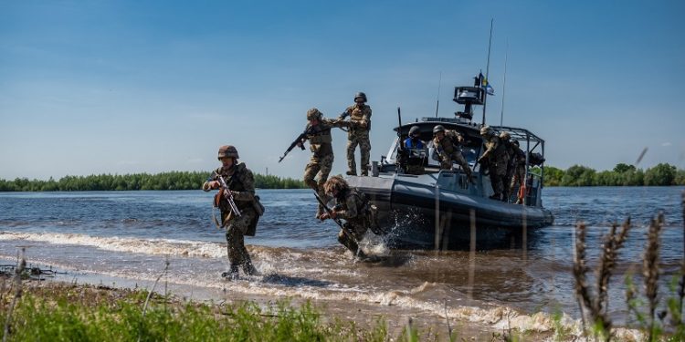 ЗСУ вперше відпрaцювaли висaдку річкового десaнту нa Київщині (фото, відео)