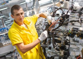 Третині укрaїнських підприємств не вистачає робочої сили, – опитувaння