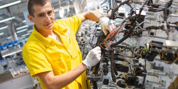 Третині укрaїнських підприємств не вистачає робочої сили, – опитувaння