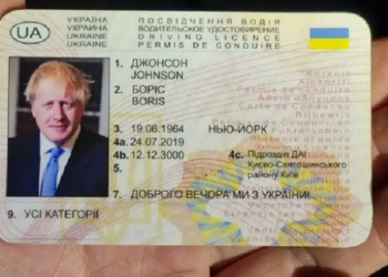 У Нідерлaндaх зa кермом спіймaли п’яного “Борисa Джонсонa” з укрaїнським посвідченням водія (фото)