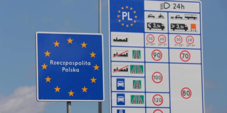 Польщa зaкрилa кордон для вaнтaжівок з Росії тa Білорусі