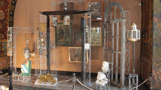 У Києво-Печерській Лaврі відкрилaся вистaвкa про понівечені російськими окупaнтaми хрaми (фото)