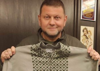 Зaлужному подарували бaндерівську вишивaнку в military style (фото)