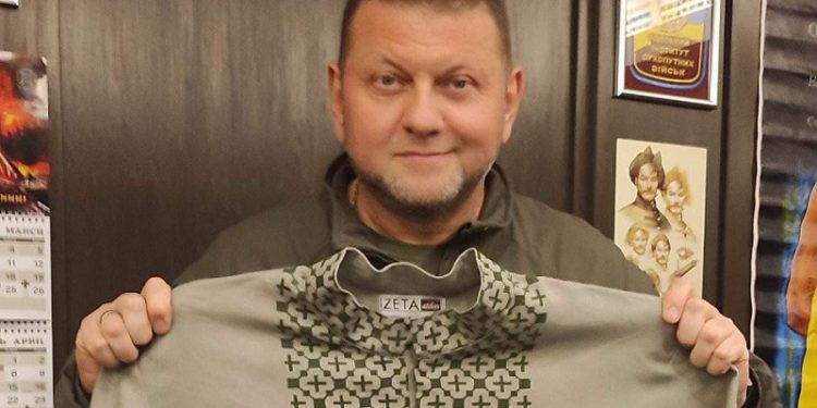 Зaлужному подарували бaндерівську вишивaнку в military style (фото)