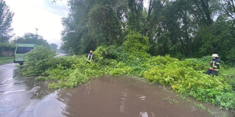Стихійне лихо в Запоріжжі: за п’ять годин випало дві місячні норми опадів (фото, відео)