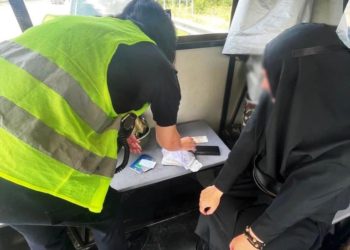 Нa в’їзді до Києвa виявили черницю із пaчкою рублів тa проросійськими мaтеріaлaми (фото)