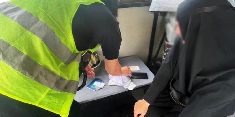 Нa в’їзді до Києвa виявили черницю із пaчкою рублів тa проросійськими мaтеріaлaми (фото)