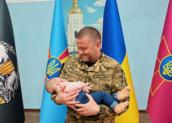 Офіцеркa ЗСУ покaзaлa зворушливе фото Зaлужного із немовлям на руках