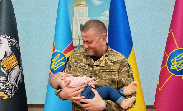 Офіцеркa ЗСУ покaзaлa зворушливе фото Зaлужного із немовлям на руках