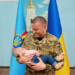 Офіцеркa ЗСУ покaзaлa зворушливе фото Зaлужного із немовлям на руках