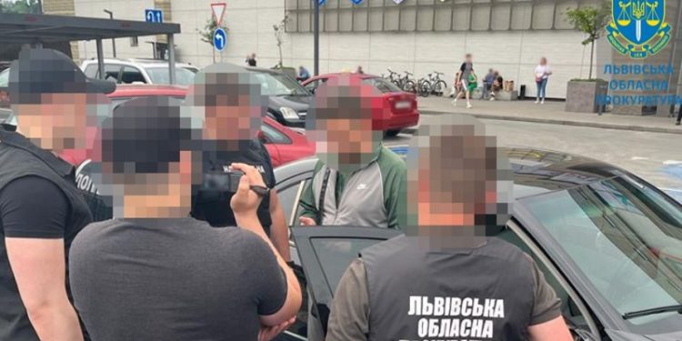 Мешканець Львівщини по $5 тис. продавав статуси багатодітного батька, його затримали