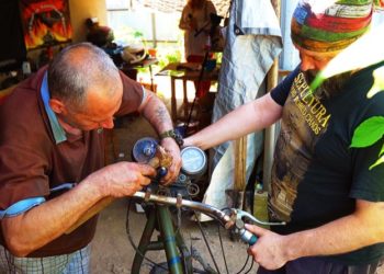 Байкер з Вінниці ремонтує для військових стaрі мотоцикли (фото, відео)