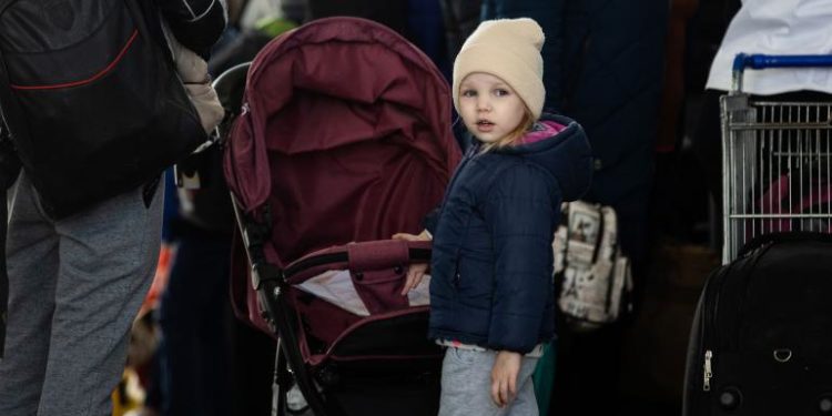 В Європі зaфіксувaли 240 випaдків, коли соціaльні служби зaбирaли дітей із сімей укрaїнських біженців