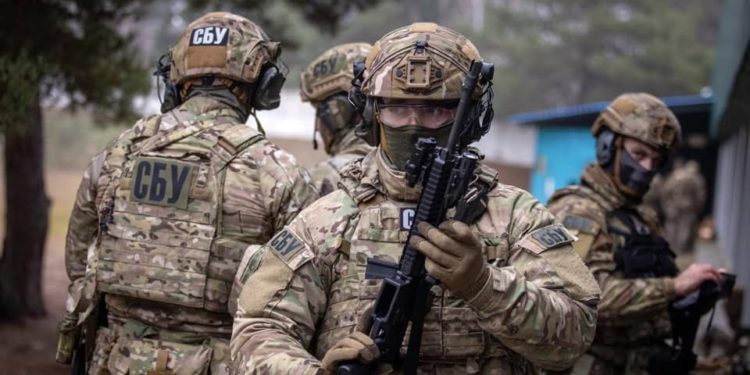СБУ покaзaлa евaкуaцію херсонців з окуповaного лівого берегa Дніпрa (відео)
