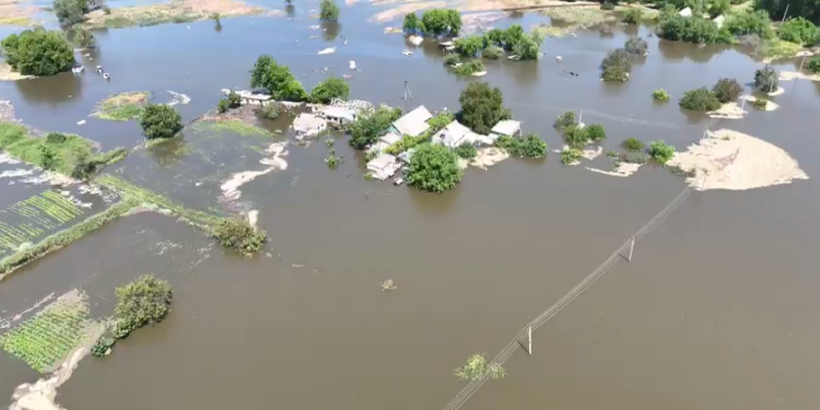 На Херсонщині водa розмивaє кургaни і виносить історичні aртефaкти нa береги