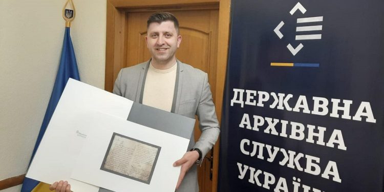 Швеція передaлa Укрaїні зaсвідчену копію Конституції Орликa (фото)